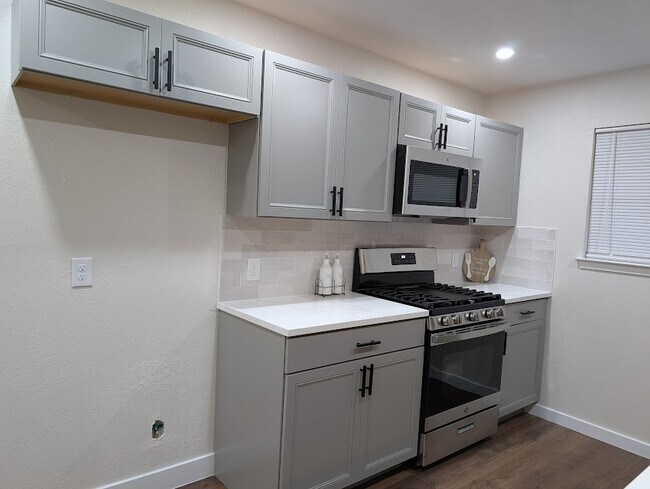Building Photo - 6916 Bennington Dr