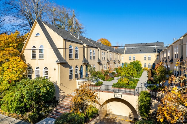 Primary Photo - Avon Manor