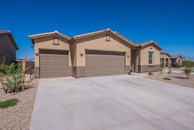 Primary Photo - Bright & Spacious 4-Bed Home with 3-Car Ga...