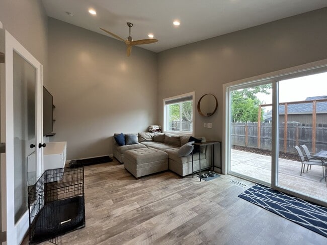 Building Photo - Charming Home Near Nike Campus with Vaulted Ceilings & Updated Kitchen