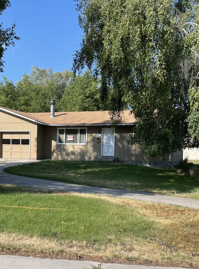 Building Photo - 2717 Bluebell Dr