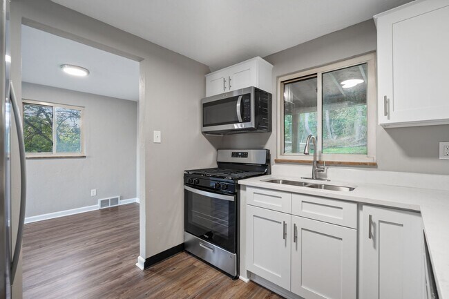 Building Photo - 448 Jacobson Dr