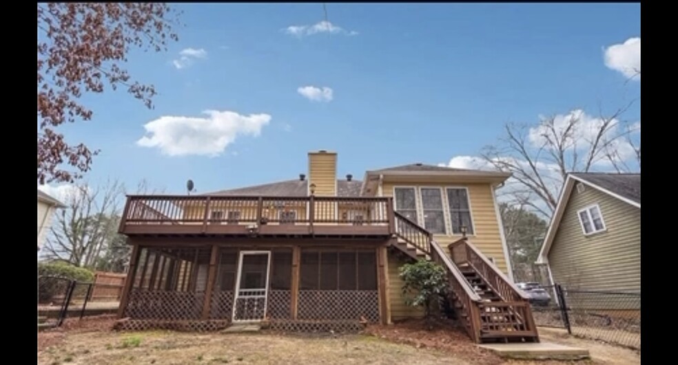 View of backyard and private entrance - 1995 Hunt Crossing Ct