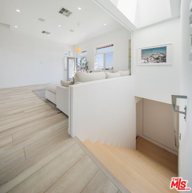 Building Photo - 728 W 37th St