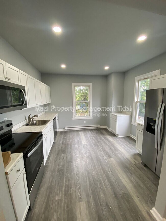 Building Photo - 22 Riverview Ave