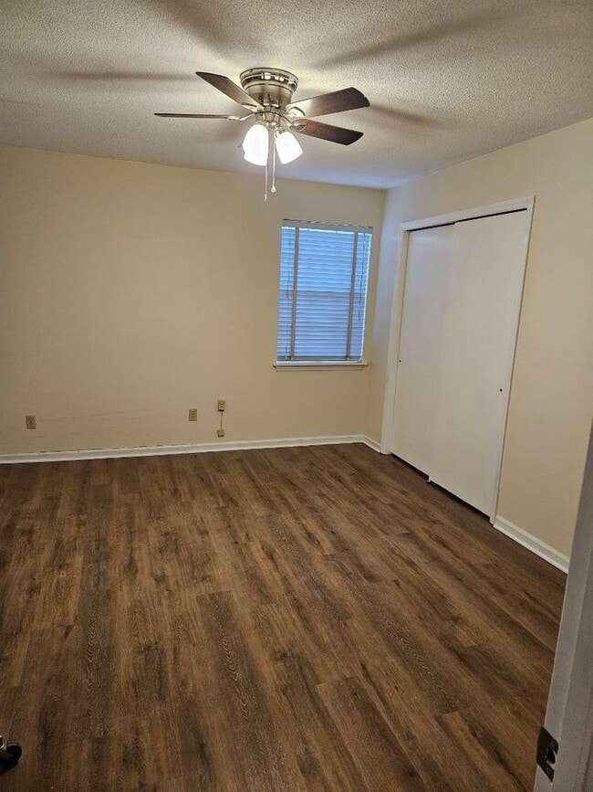 Building Photo - 1002 Willow Dr