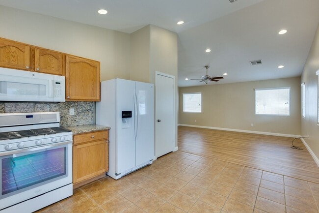 Building Photo - Single story 3 bedroom home in a lovely NW community