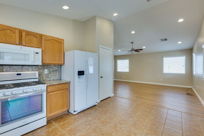 Building Photo - Single story 3 bedroom home in a lovely NW...