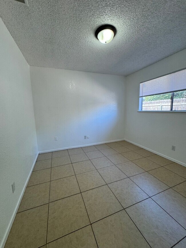Building Photo - 2962