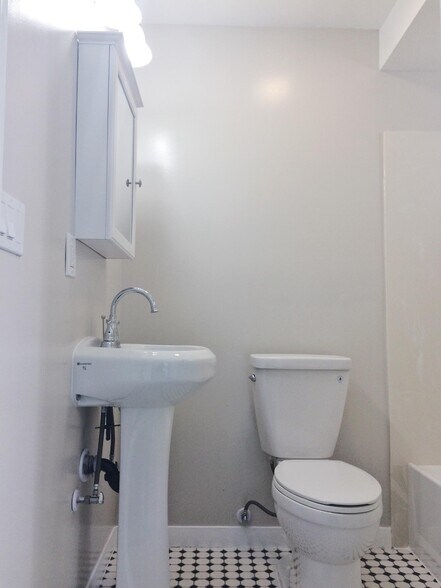 Building Photo - 1522 Willow Street Apt B