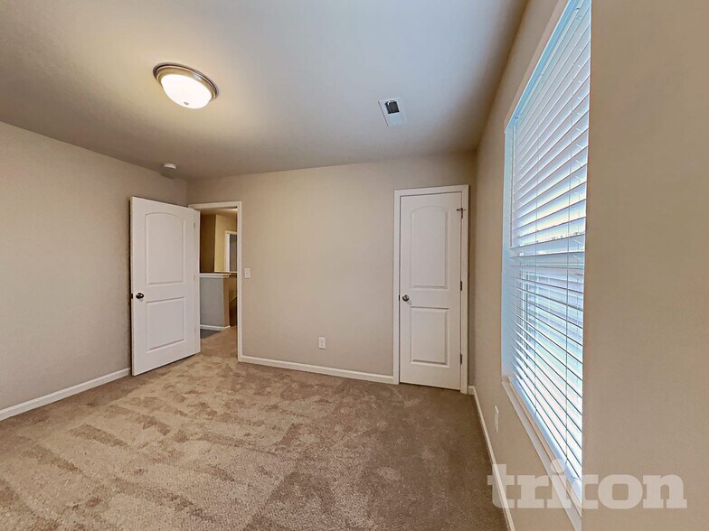 Building Photo - 135 Coddington Ln