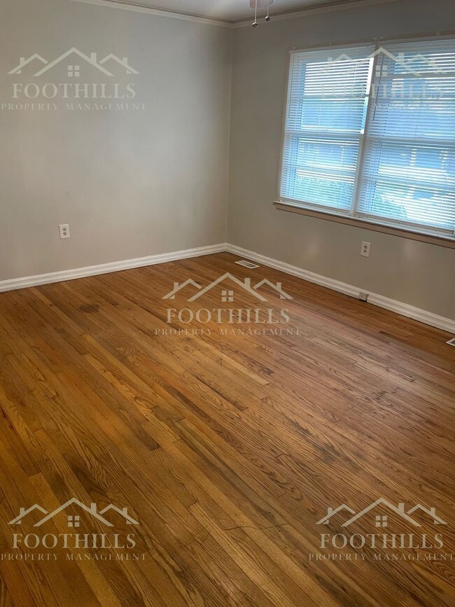 Building Photo - 3012 Cambridge Rd