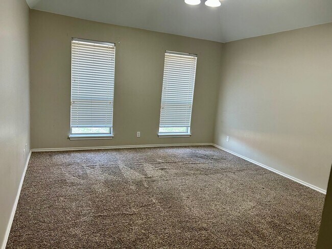 Building Photo - AVAILABLE NOW - $500 OFF FIRST FULL MONTH - Beautiful Home In Edmond School District!