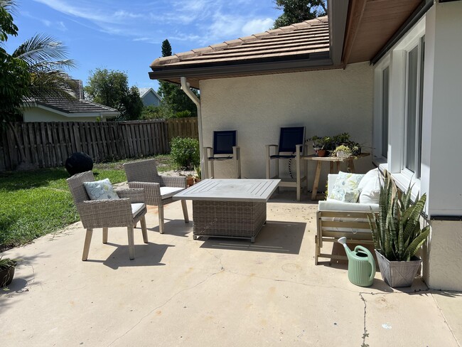 Building Photo - 410 Rio Casa Dr S