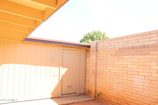 Building Photo - 1052 Chaparral Cir