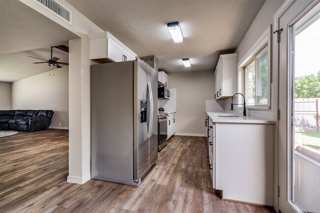 Building Photo - 5096 Thompson Dr