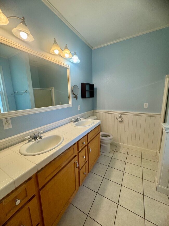 Building Photo - Charming 3-Bedroom, 2-Bath Home in a Pictu...