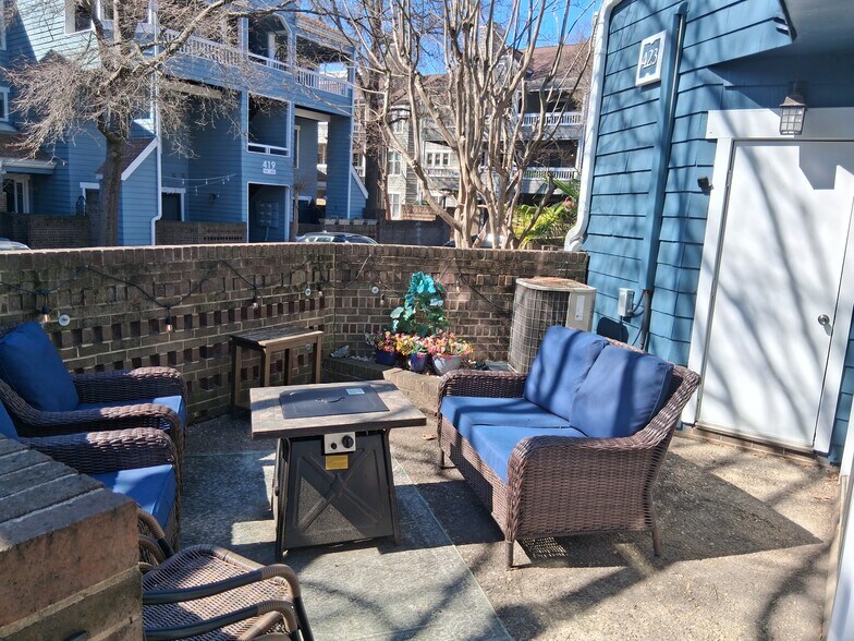 Building Photo - 423 W 8th St