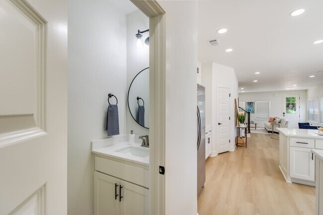 Building Photo - 1107 W 9th Ave