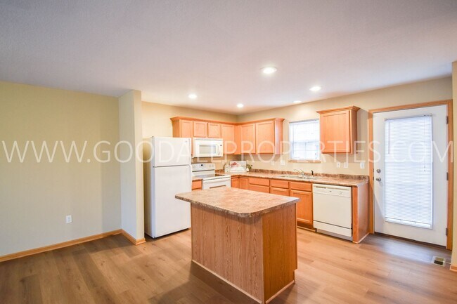 Building Photo - 2 Bedroom, 2 1/2 Bath Townhome in Urbandale with 2-car attached garage