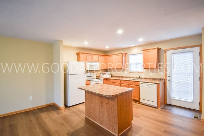 Building Photo - Spring special! 2-Bedroom, 2.5-Bath Townhome in Urbandale with 2-Car Attached Garage
