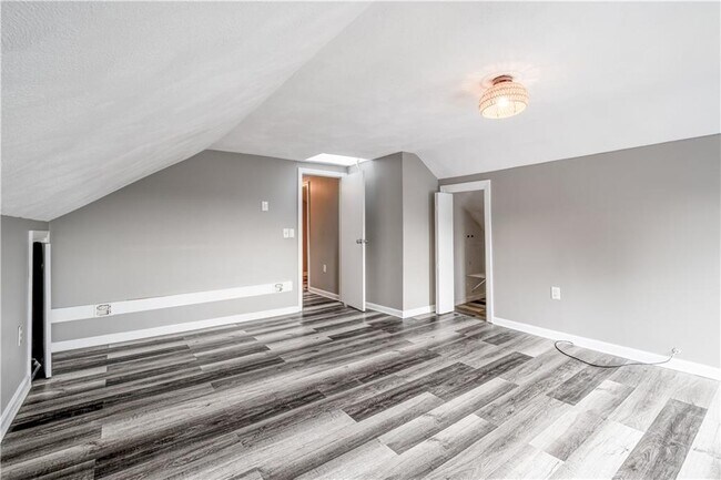 Building Photo - 216 Maplewood Ave