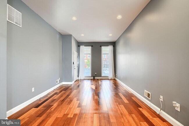 Building Photo - 2200 Brookfield Ave