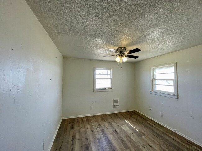 Building Photo - Cozy 3-Bedroom Home with Spacious Front Porch – Perfect for Small Families!