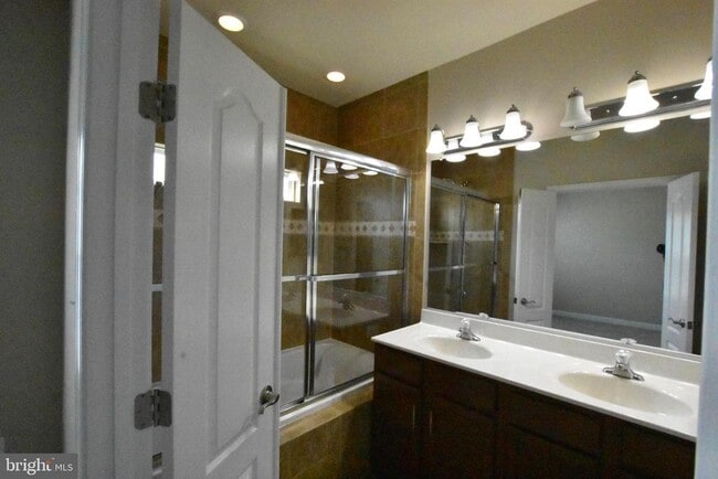 Building Photo - 11675 Leesborough Cir