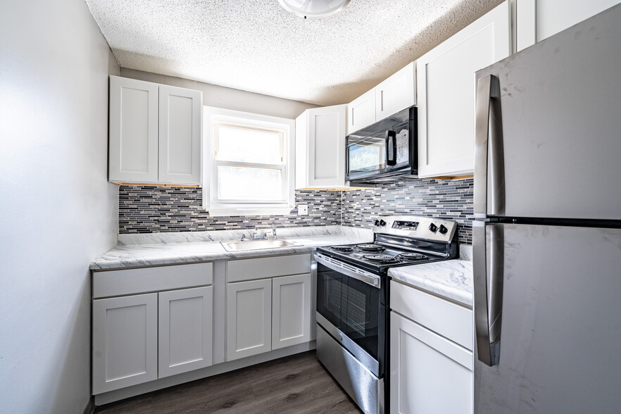 Kitchen - Piping Rock Apartments