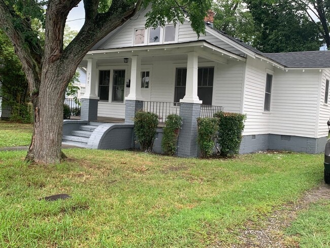 Building Photo - Quaint home located in City Limits