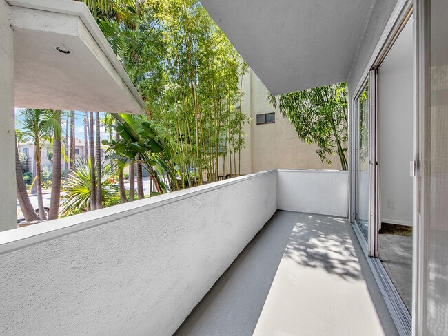 Building Photo - 7767 Hollywood Blvd