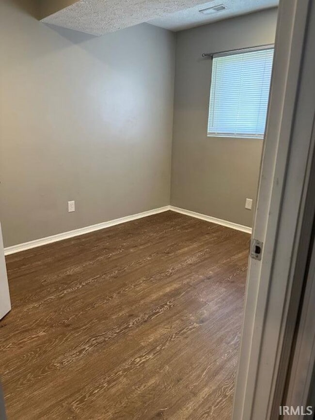 Building Photo - 1326 N Woodburn Ave