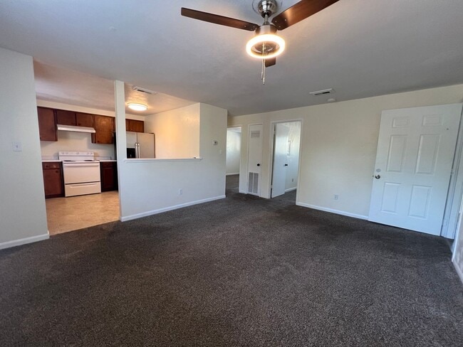 Building Photo - Three bed/Two Bath Upstairs Apartment | Available Now