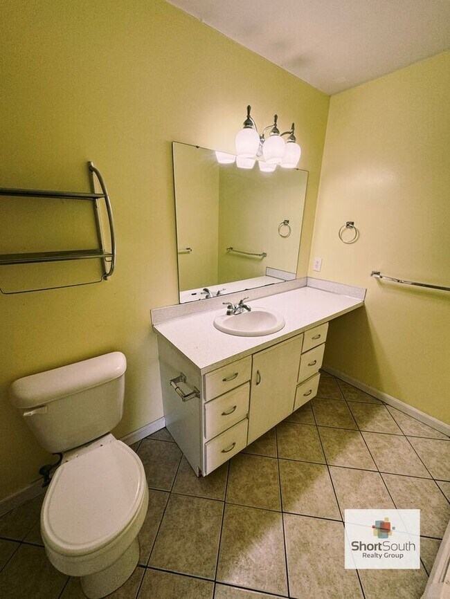 Building Photo - Updated 3 bed 1 bath Condo in Jenison