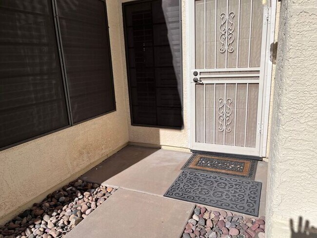 Building Photo - Adorable light and bright! 3Bedroom/2Bath ...