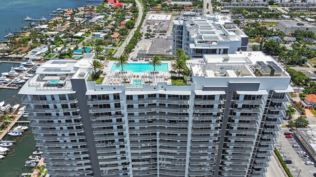 Building Photo - 220 Lake Shore Dr