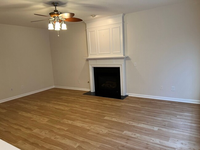 Building Photo - 4 bed, 2.5 bath w/ 2 car garage close to p...