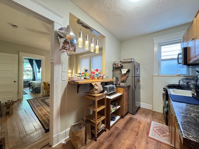 Building Photo - Charming 2BR in East Rock | Hot Water Included | Walk to Yale & SOM