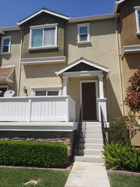 Building Photo - Newly Remodeled 3 bed 2.5 bath condo in qu...