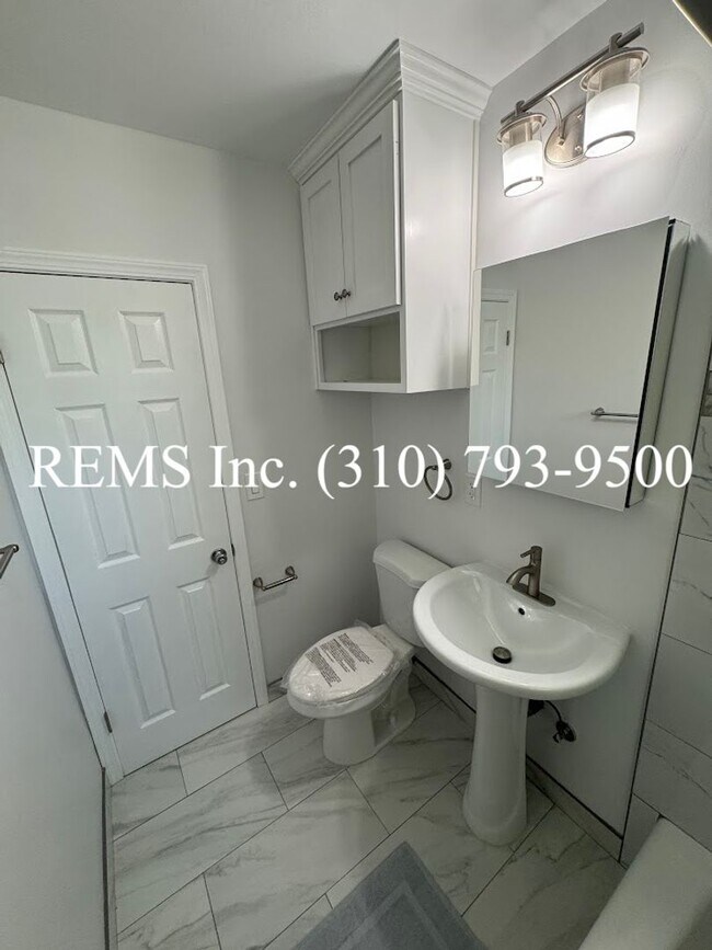 Building Photo - Remodeled Duplex Unit with Laundry Hook-Up...