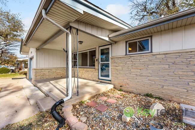 Building Photo - Inviting 3-Bedroom Home with Updated Kitchen & Fenced Backyard – Derby, KS