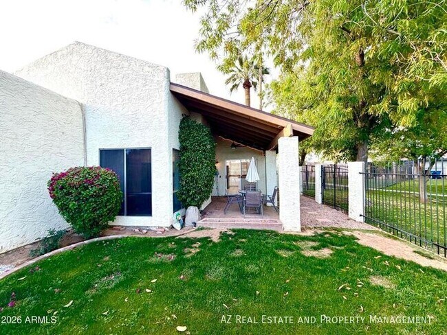 Building Photo - 2901 W Sierra St