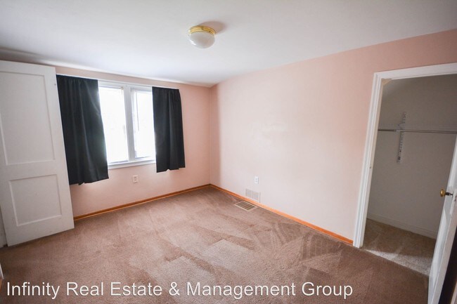 Building Photo - 114-11-1/2 11 1/2 St SE