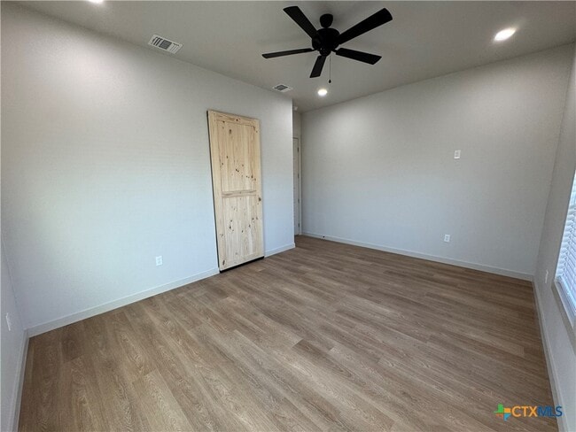 Building Photo - 318 Warehouse Rd