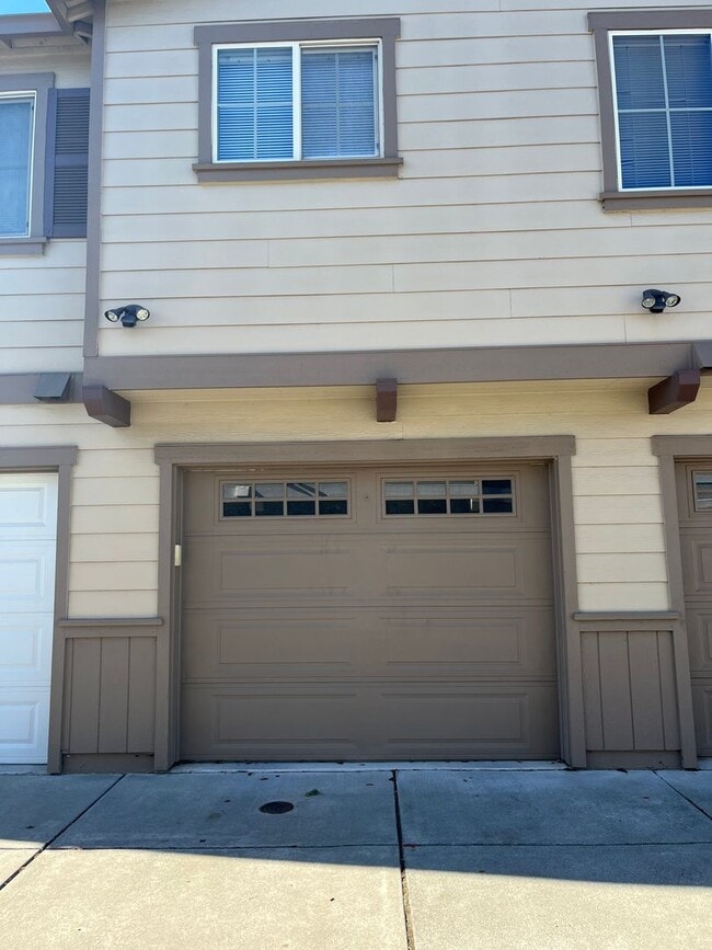 Building Photo - Two Bedroom Townhouse Style Apartment with Garage - Northwest Santa Rosa
