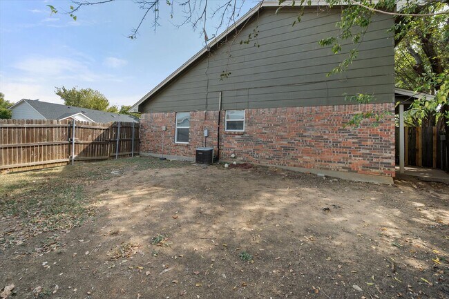 Building Photo - 311 Kings Way Dr