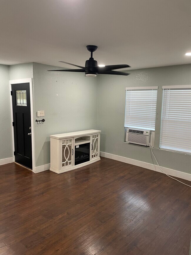 Building Photo - 6316 Victoria St