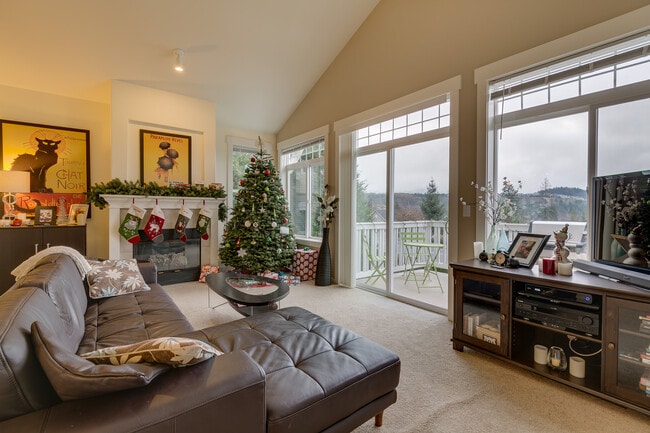 Building Photo - Beautiful open layout 2-level townhome!