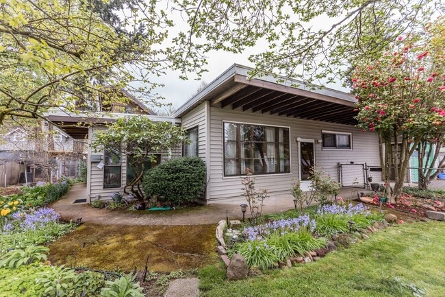 Building Photo - 2 bed/2 bath house in Oak Grove/Milwaukie- Available Now !